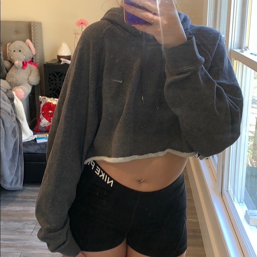 Cropped Nike sweatshirt